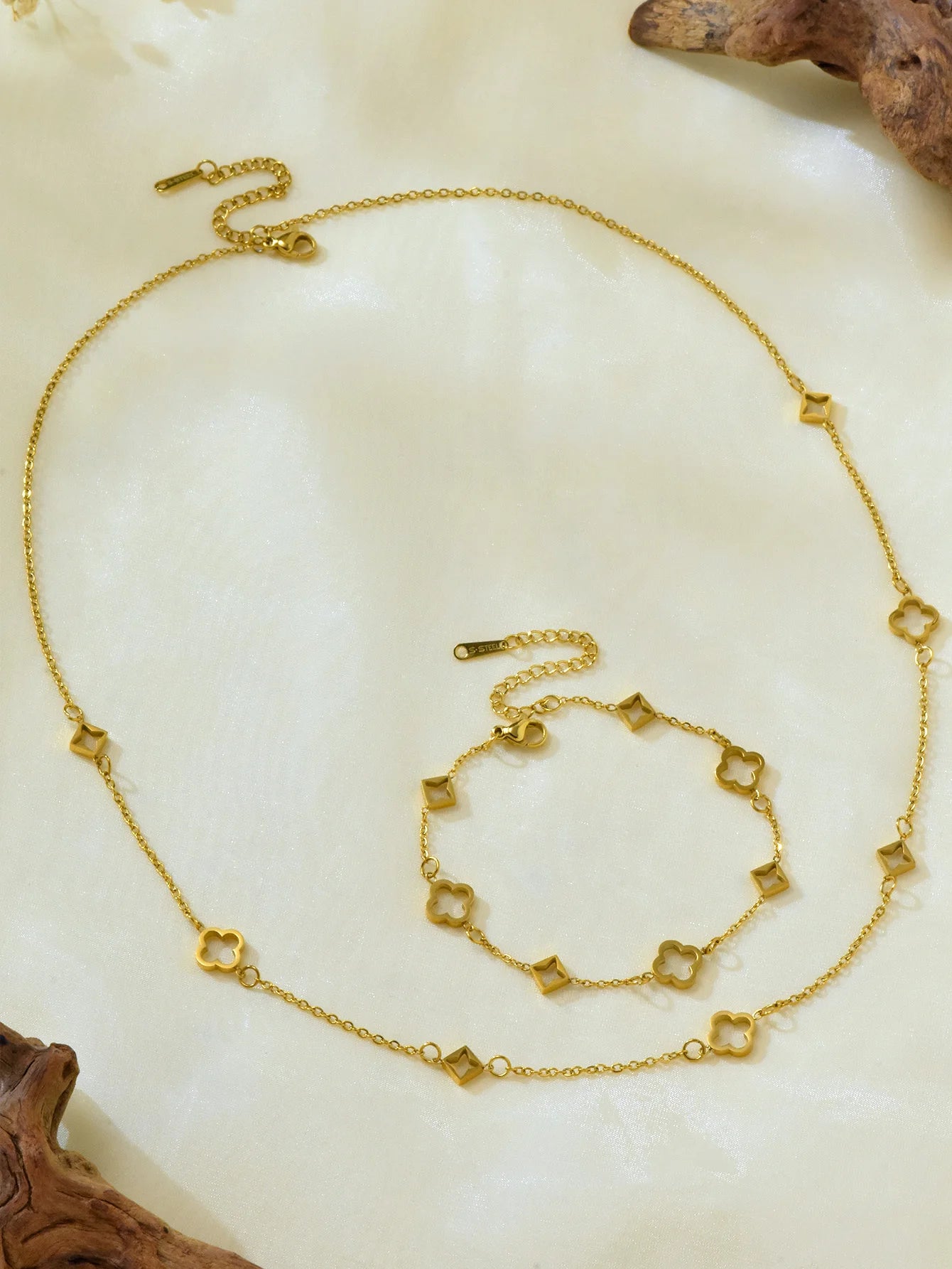 Fashionable and Elegant Retro 18K Gold-Plated Hollowed Out Lucky Flower Four-Leaf Clover Stainless Steel Bracelet Necklace Jewel