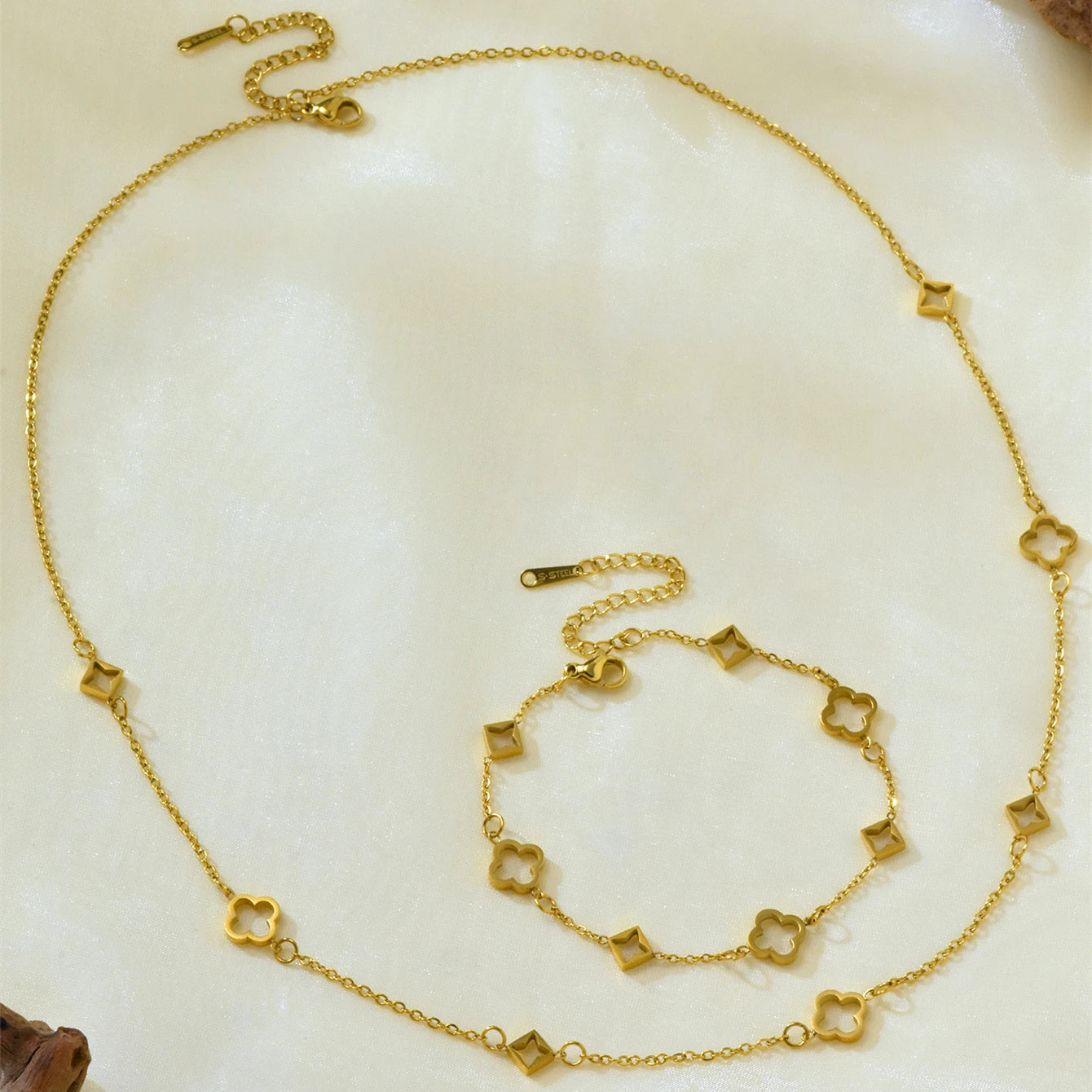 Fashionable and Elegant Retro 18K Gold-Plated Hollowed Out Lucky Flower Four-Leaf Clover Stainless Steel Bracelet Necklace Jewel
