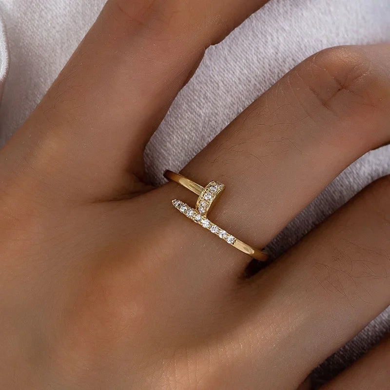 Avessa Nail Ring