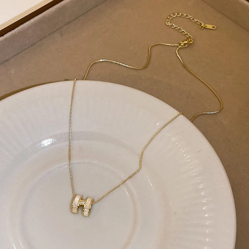 Avessa H Stuts/Necklace