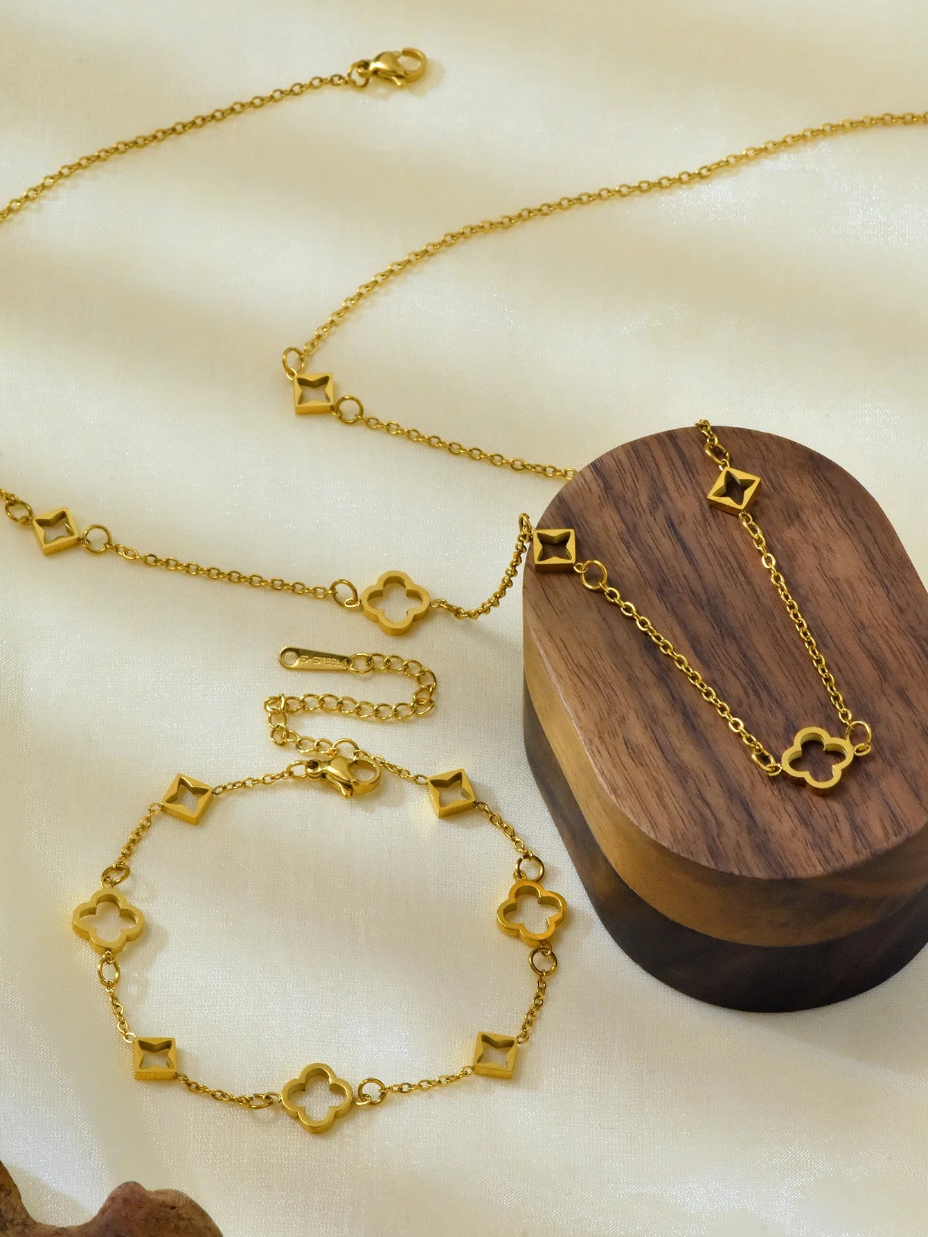 Fashionable and Elegant Retro 18K Gold-Plated Hollowed Out Lucky Flower Four-Leaf Clover Stainless Steel Bracelet Necklace Jewel