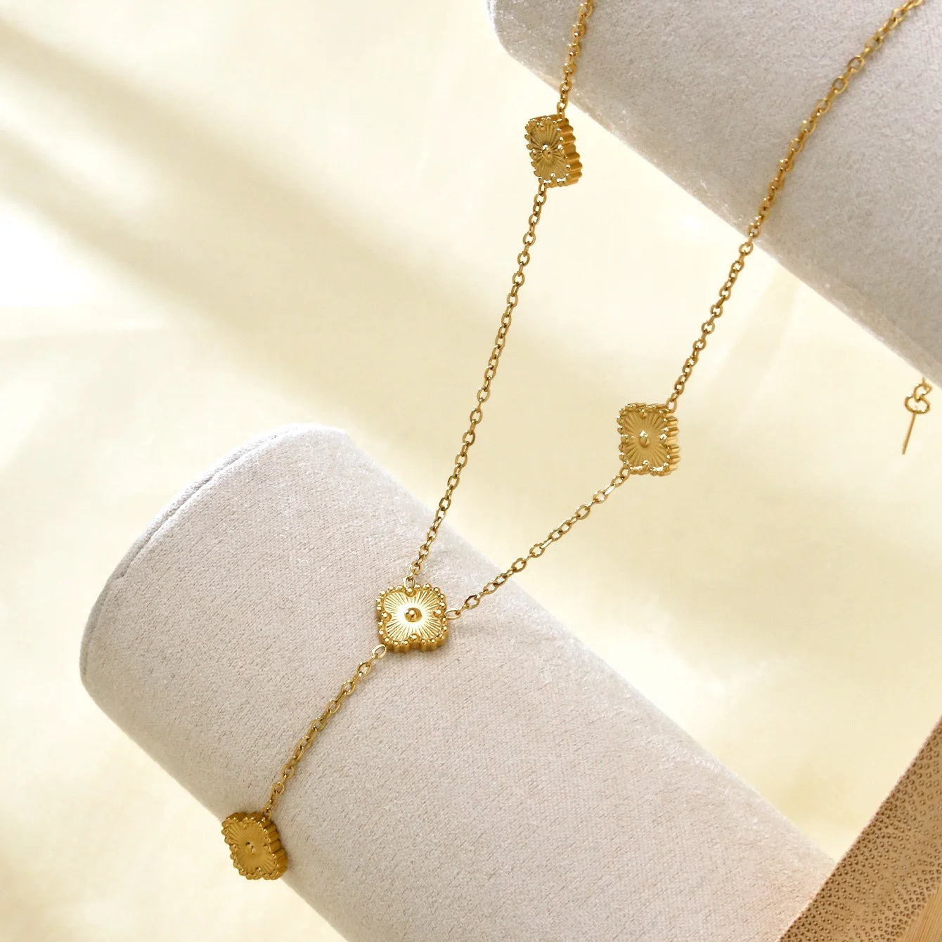 Avessa Clover Y-Shaped