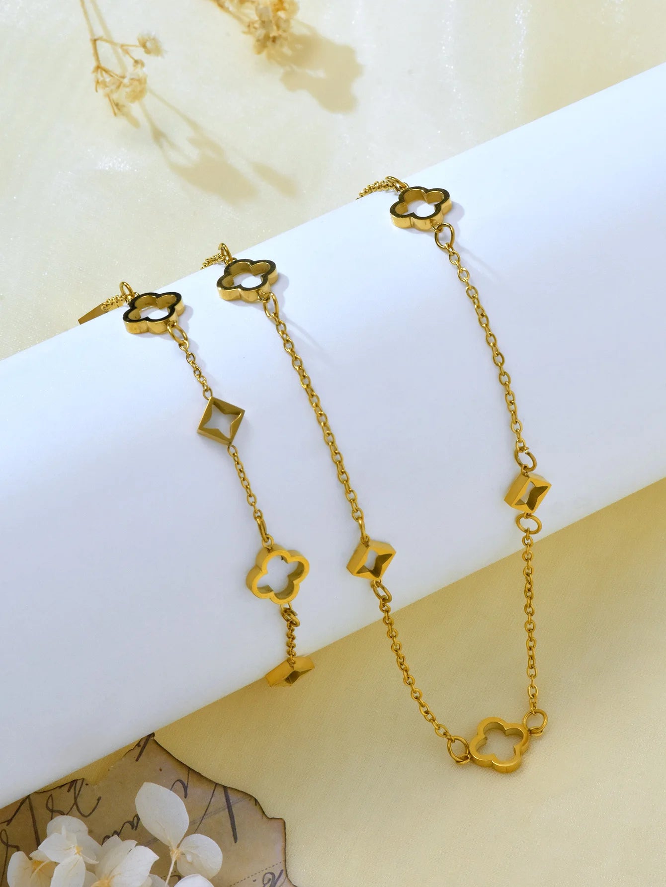 Fashionable and Elegant Retro 18K Gold-Plated Hollowed Out Lucky Flower Four-Leaf Clover Stainless Steel Bracelet Necklace Jewel