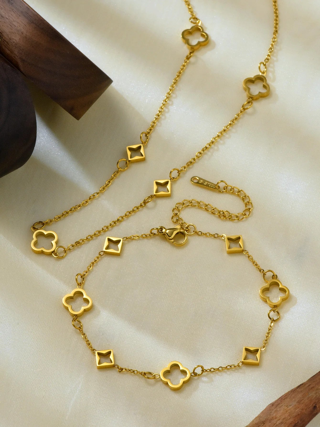 Fashionable and Elegant Retro 18K Gold-Plated Hollowed Out Lucky Flower Four-Leaf Clover Stainless Steel Bracelet Necklace Jewel