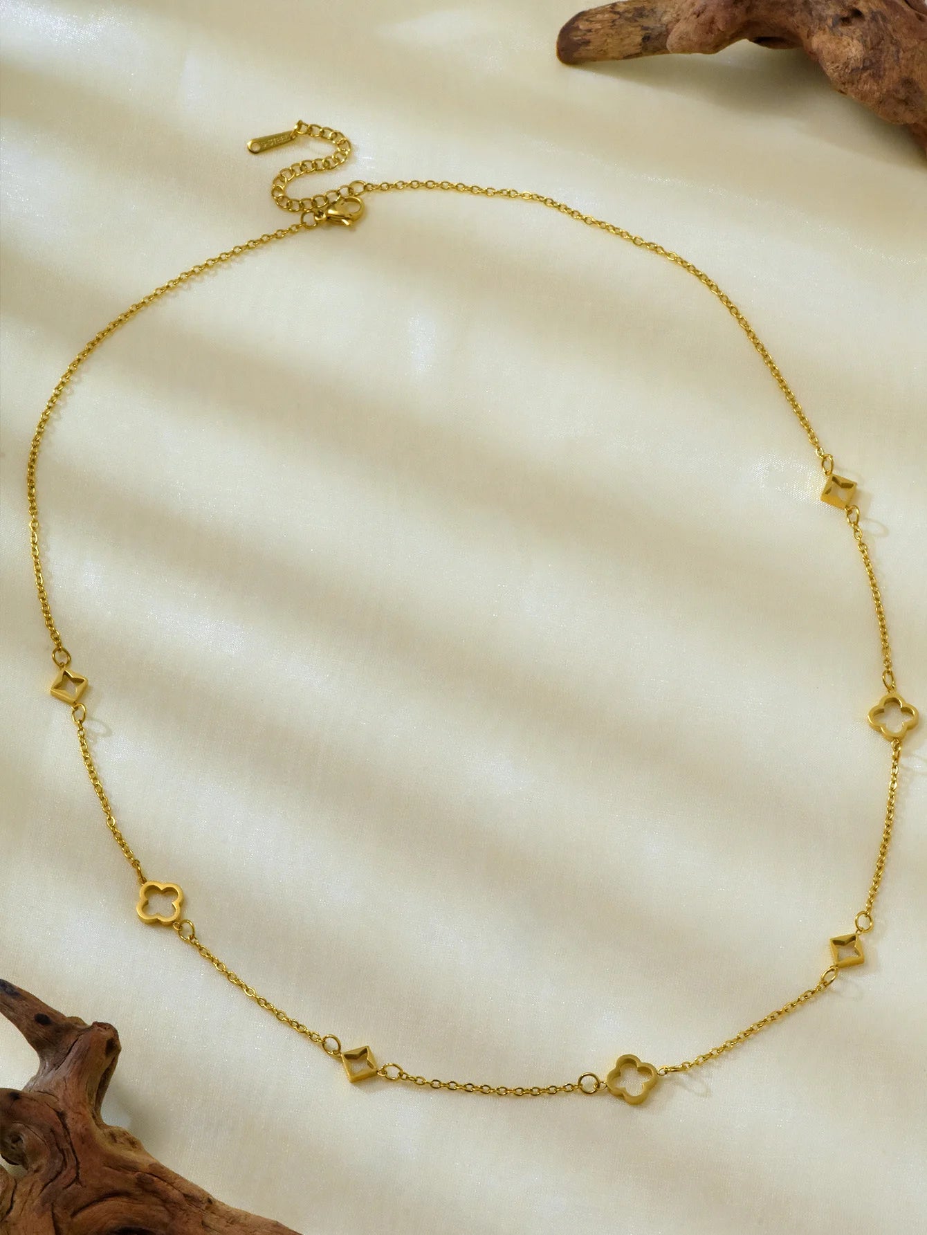 Fashionable and Elegant Retro 18K Gold-Plated Hollowed Out Lucky Flower Four-Leaf Clover Stainless Steel Bracelet Necklace Jewel