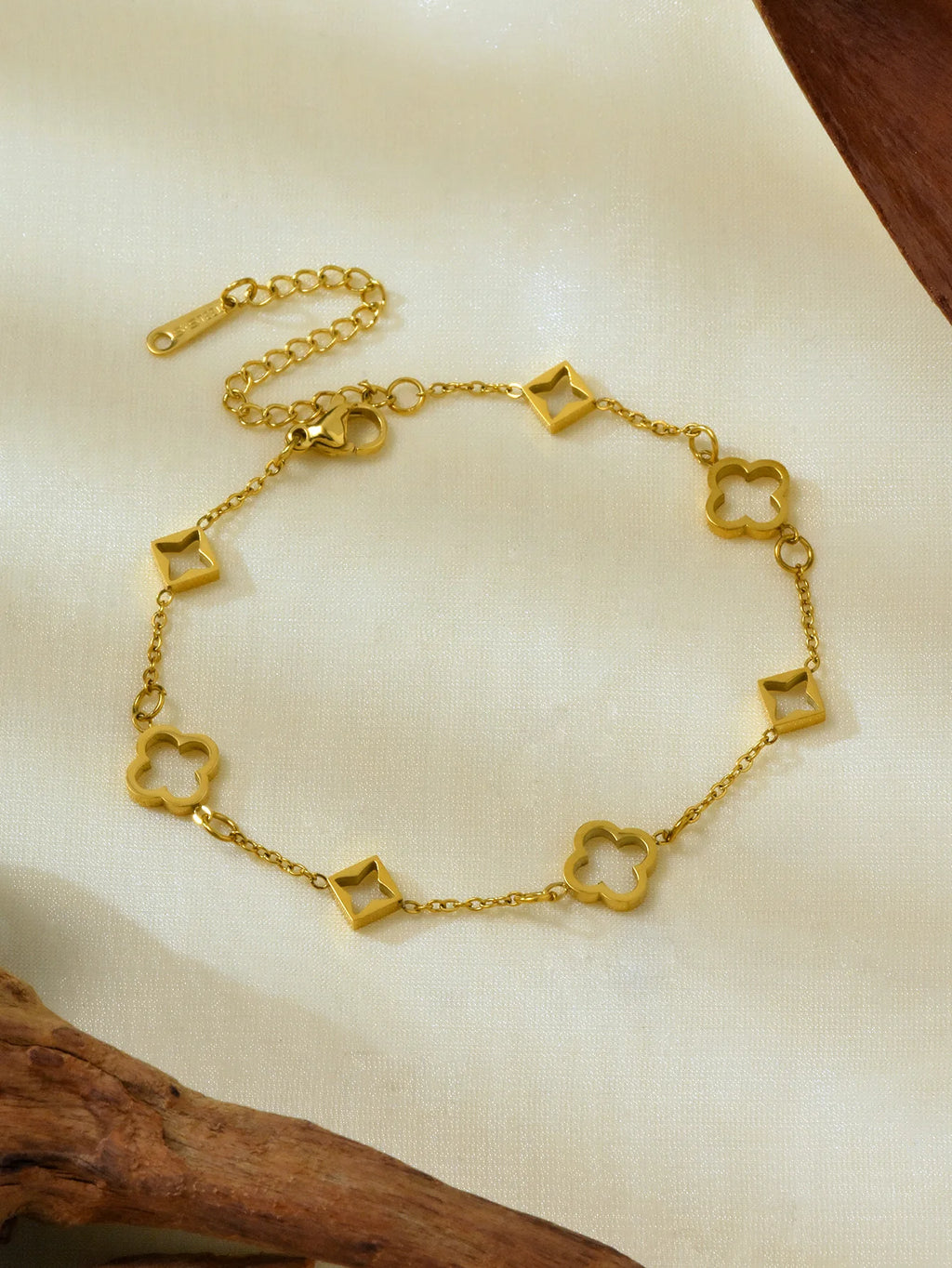 Fashionable and Elegant Retro 18K Gold-Plated Hollowed Out Lucky Flower Four-Leaf Clover Stainless Steel Bracelet Necklace Jewel